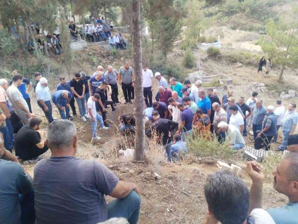 Kazada ölen 2 çocuk annesi gözyaşlarıyla toprağa verildi