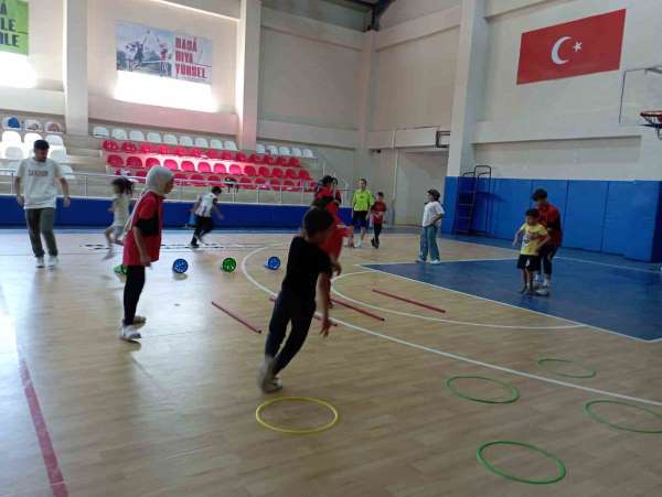 Korkut'ta kort tenisi antrenmanları devam ediyor