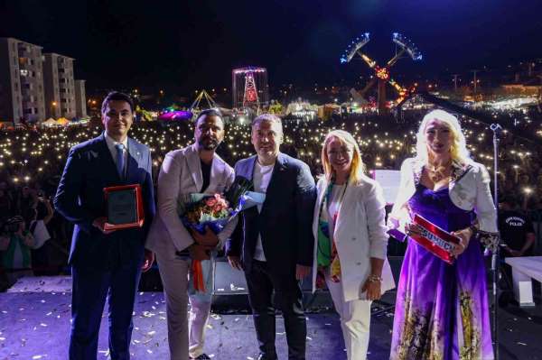 9 bin 600 nüfuslu ilçede düzenlenen Alişan konserini 25 bin kişi izledi