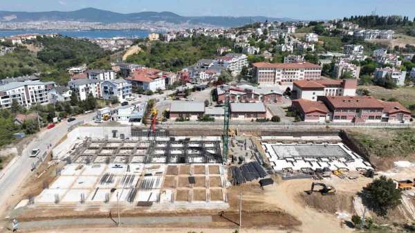Gölcük'te spor salonu ve kapalı yüzme havuzu inşaatı sürüyor