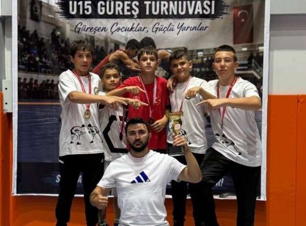 Tavşanlı güreş takımı U 15'lerde Sakarya'da şampiyon oldu