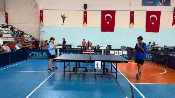 Türkiye'nin genç masa tenisçileri Hopa'da şampiyonluk için yarışıyor
