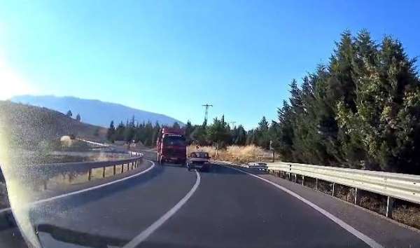 Virajda hatalı sollama faciaya davetiye çıkarıyordu: Kafa kafaya çarpışmadan saniyelerle kurtuldular