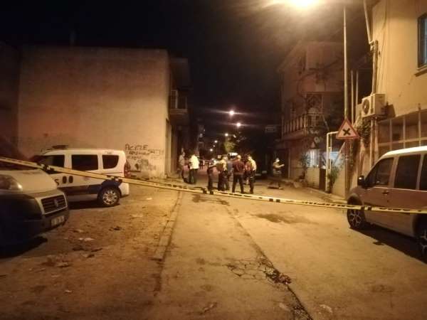 İzmir'de bıçaklı kavga: 1'ağır 2 yaralı 