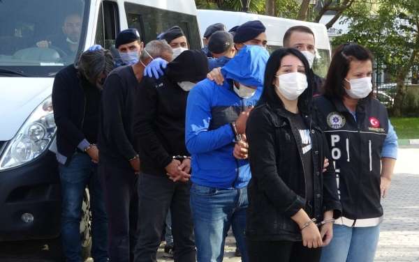 Sokak satıcılarına şafak vakti operasyonunda gözaltına alınan 9 kişi adliyede