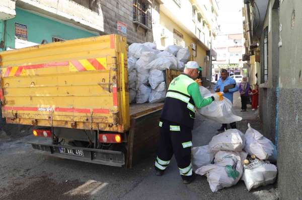 Şehitkamil'de budamadan elde edilen odunlar dar gelirli ailelerle yakacak olarak dağıtıldı