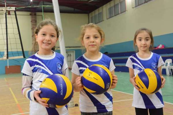 Yunusemre'de kış voleybol kursu kayıtları başladı