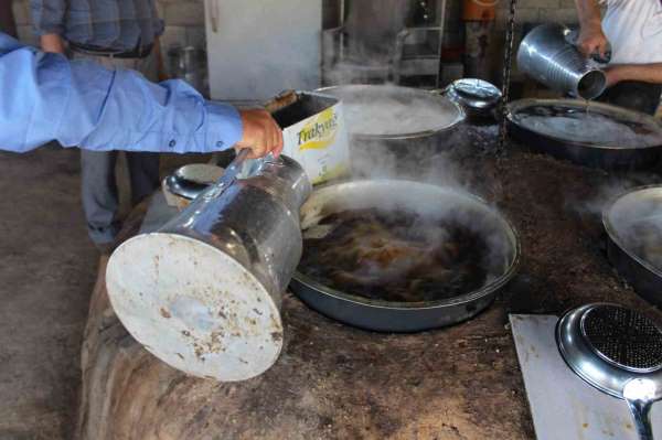 Siirt'te iskambo pekmezinin yapımına başlandı