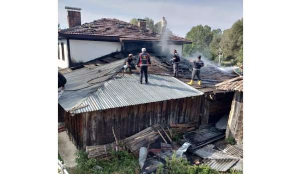 Samanlıkta çıkan yangın konağı küle çeviriyordu