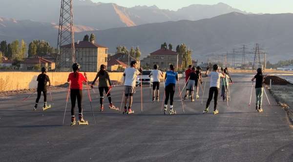 Yüksekovalı kayakçılar can güvenliği olmayan yollarda ter döküyor