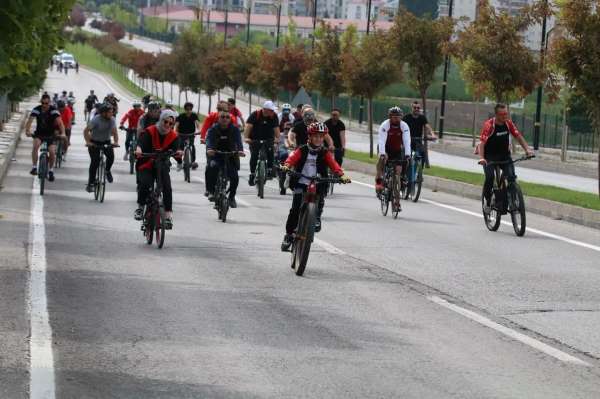 Sivas'ta bisiklet severler pedal çevirdi