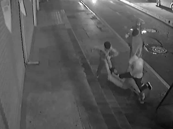 Zeytinburnu'nda abisiyle tartışan adam yeğenlerinin çekiçli sopalı saldırısına uğradı
