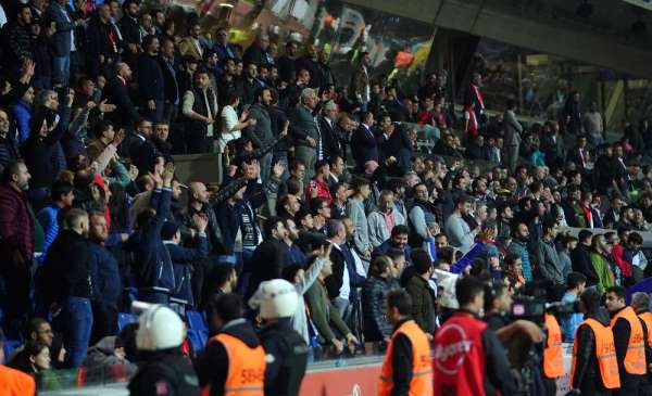 Başakşehir'de tribünler karıştı 