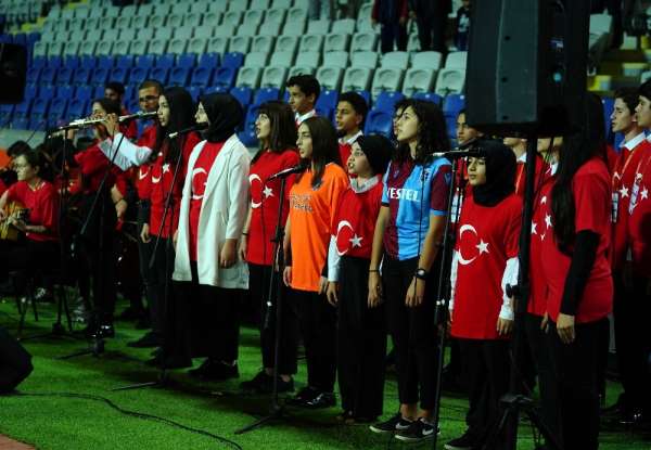 Başakşehir-Trabzonspor maçında İstiklal Marşı öğrencilerden 