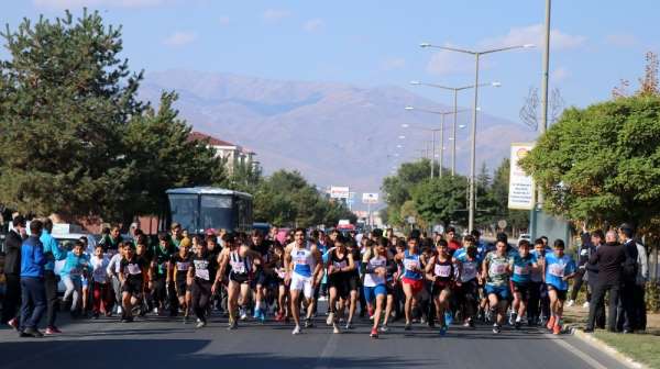 Erzincanlı öğrenciler Cumhuriyet koşusunda ter döktü 