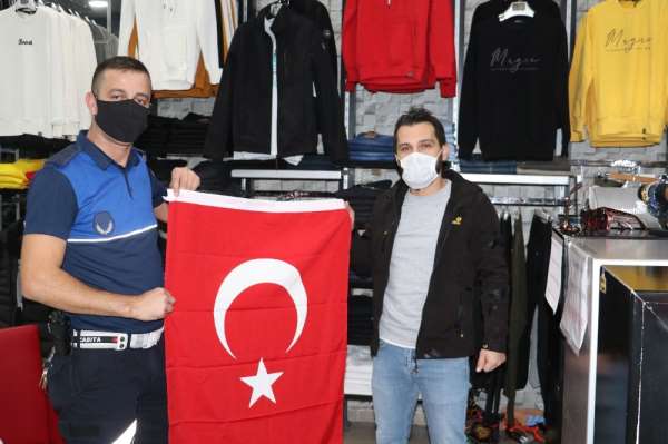 Havza Belediyesi'nden esnafa bayrak