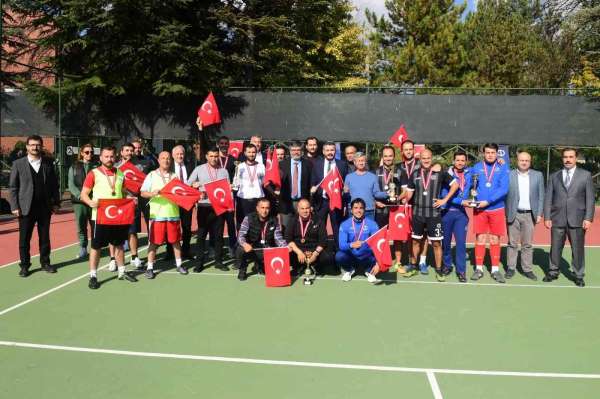 29 Ekim Cumhuriyet Bayramı Personel Ayak Tenisi Turnuvası'nda ödüller sahiplerini buldu