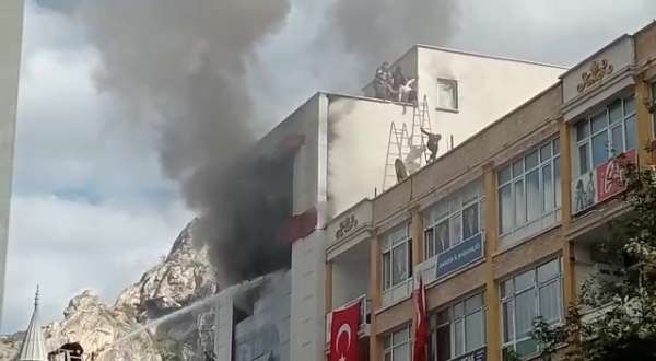 Amasya'da 5 katlı iş yerinde yangın: Çatıda mahsur kalan 5 çalışan kurtarıldı