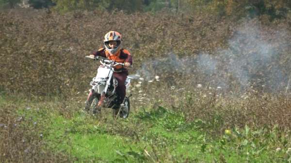 Yaşıtları oyuncakla oynarken, o 5 yaşında motosiklet sürüyor: Hedefi Zayn ile buluşmak