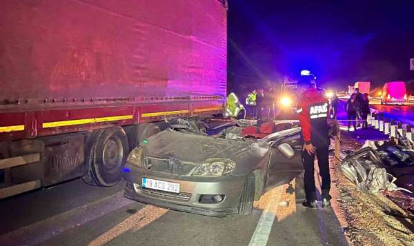 Amasya'da lastiği patlayan tıra çarpan otomobil paramparça oldu: 1 ölü