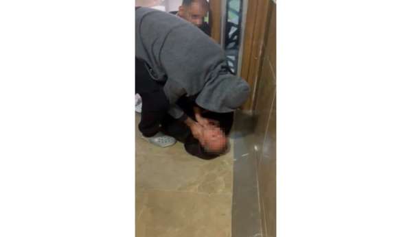 Esenyurt'ta taciz iddiası: Mahalleli şüpheliyi dövdükten sonra polise teslim etti