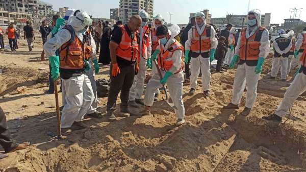 Gazze'de saldırılar nedeniyle toplu şekilde defnedilen cenazeler kimlik tespiti için mezardan çıkarıldı