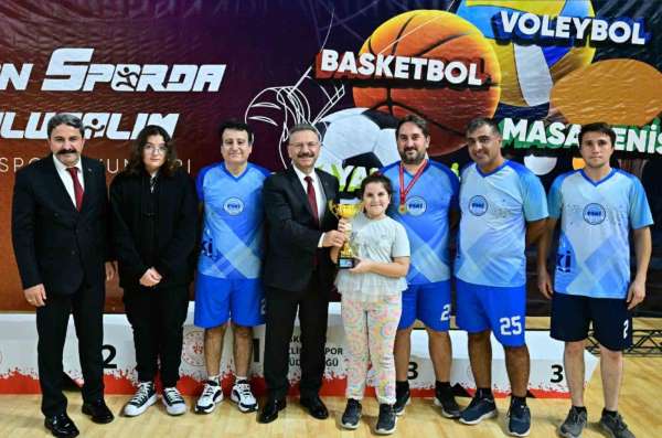 Vali Aksoy, 3. Kamu Spor Oyunları'nda dereceye girenleri ödüllendirdi