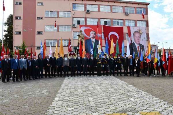 Vezirköprü'de çelenk sunma töreni