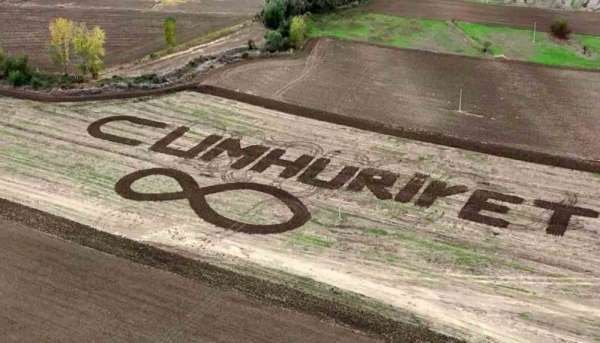Amasyalı çiftçi tarlasına traktörüyle 'Cumhuriyet' yazdı
