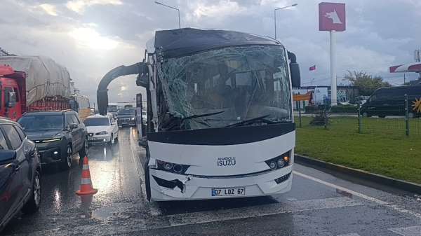 Antalya'da otel servisinin karıştığı zincirleme kazada 4 personel yaralandı