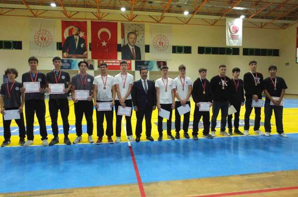 Burhaniye'de Cumhuriyet Kupası Turnuvası ödülleri sahiplerini buldu