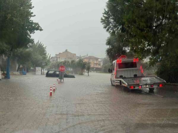 Fethiye'de sağanak etkili oldu, yollar sular altında kaldı