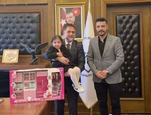 Her akşam yollarını gözlüyordu: Temizlik işçilerinin minik hayranı belediye başkanının misafiri oldu