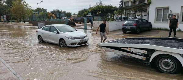 Mersin'de şiddetli yağış: İlçelerde yollar ve tarım alanları su altında kaldı
