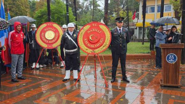Nazilli'de çelenk sunma töreni yağmur altında yapıldı