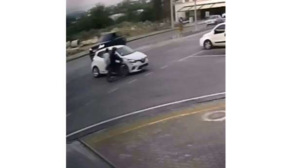Otomobille çarpışan motosikletteki 2 kişi yaralandı, kaza kameraya yansıdı