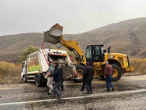 Tekman'da çöp kamyoneti kaza yaptı: 1 yaralı