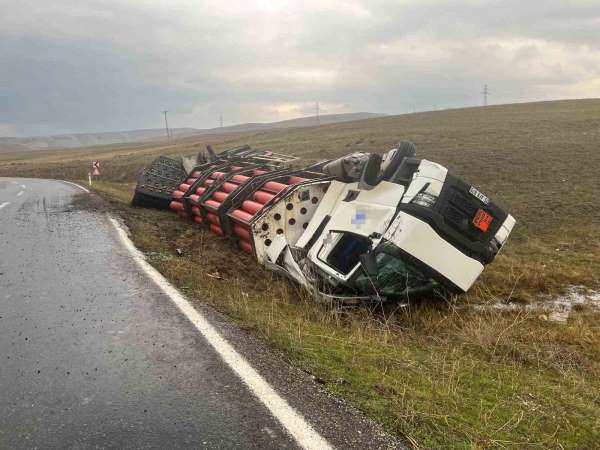 Tekman'da yağış kazaya neden oldu: Tır virajı alamayarak devrildi
