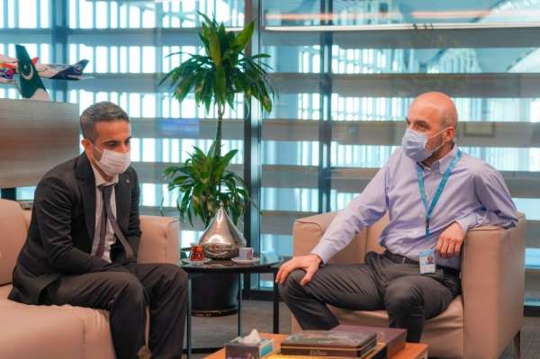 İGA CEO'su Kadri Samsunlu örnek taksiciyi makamında ağırladı