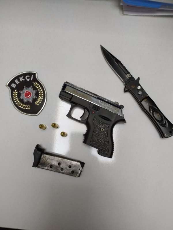 Şüpheli araçtan kuru sıkı silah ve bıçak çıktı