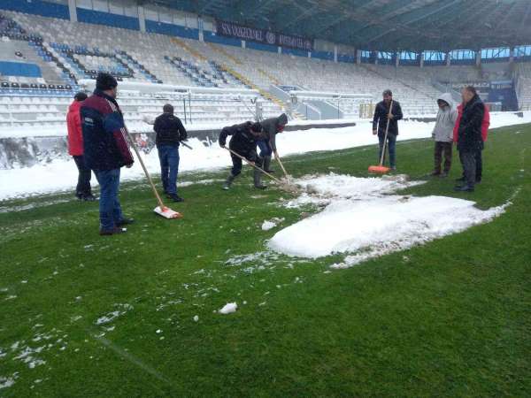 Dışarısı bembeyaz kar, içerisi yemyeşil bir saha