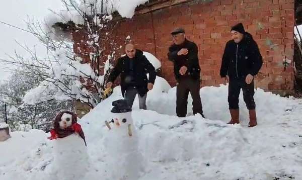 Tokat'ta kar yağışı halayla kutlandı