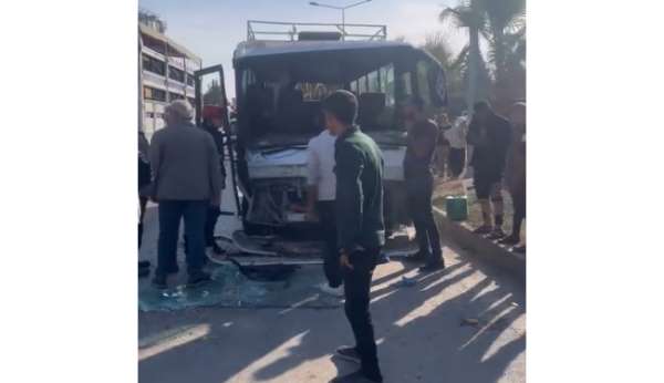 Biri işçi servisi 3 aracın karıştığı kazada 4 kişi yaralandı