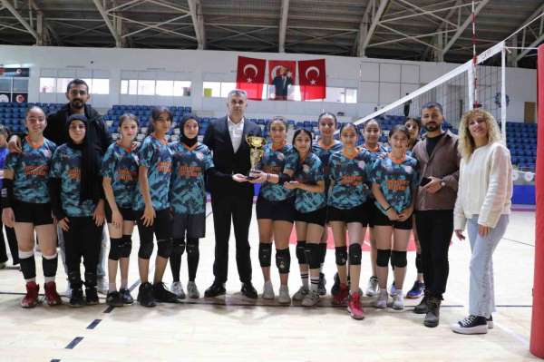 Hakkari'de Yıldız Kızlar Voleybol İl Birinciliği sona erdi