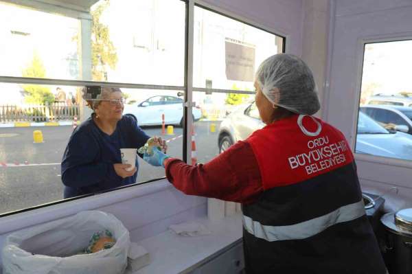 Ordu'da hastaneye gelen vatandaşlara çorba ikramı