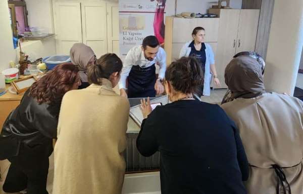 Samsun Olgunlaşma Enstitüsü'nde kenevir lifinden geleneksel kağıt yapımı eğitimi