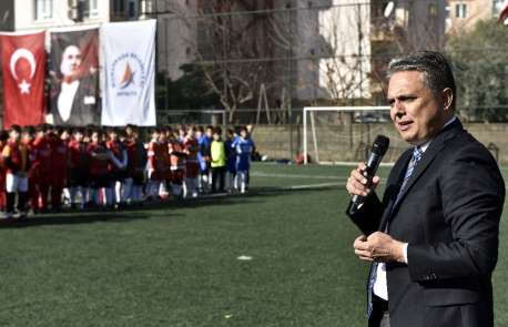 Başkan Uysal minik futbolcularla bir araya geldi 
