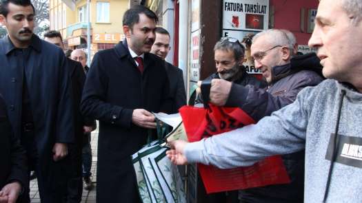 Çevre ve Şehircilik Bakanı Kurum Trabzon'da Kadınlar Pazarı'na gitti, bez torba 