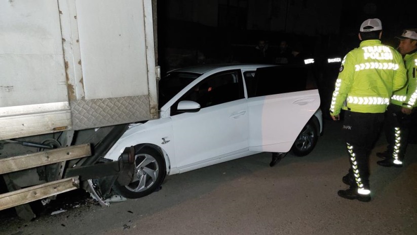 Samsun'da otomobil park halindeki kamyona çarptı: 6 yaralı