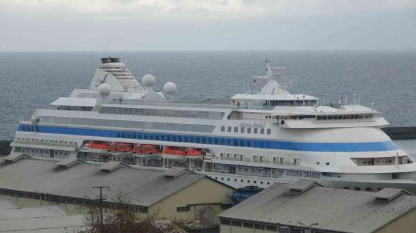 Rus turistleri taşıyan kruvaziyer gemisi Trabzon Limanı'na demirledi
